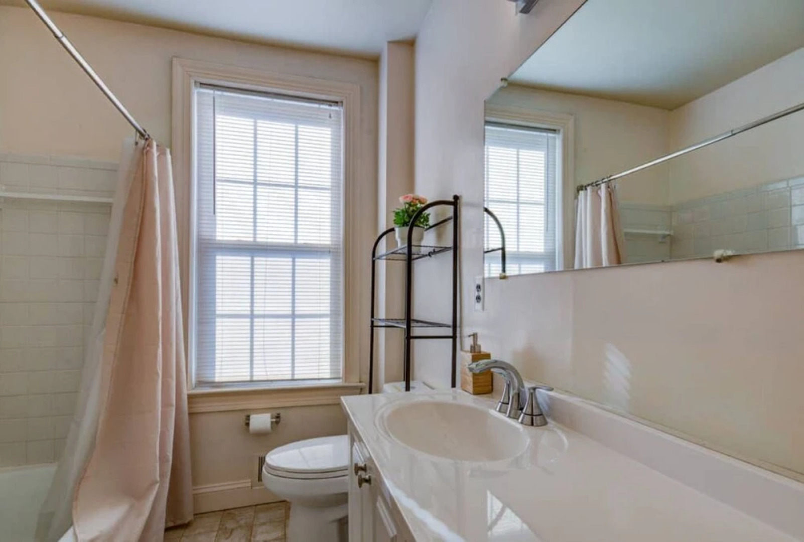 3BR Colonial House w/Parking by CozySuites