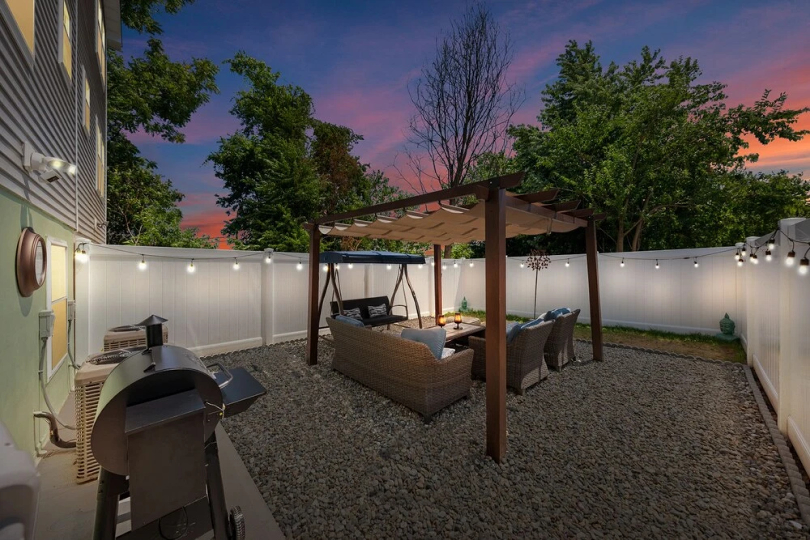 Simon Stays - Thai Oasis