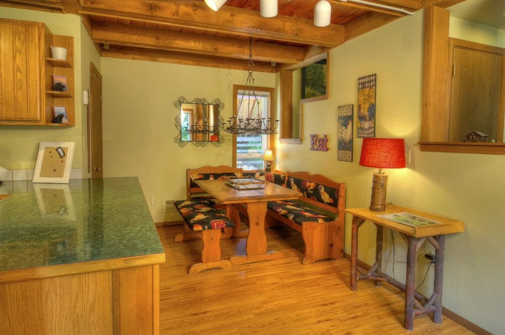 Apres Chalet - Two Bedroom Cabin with Hot Tub