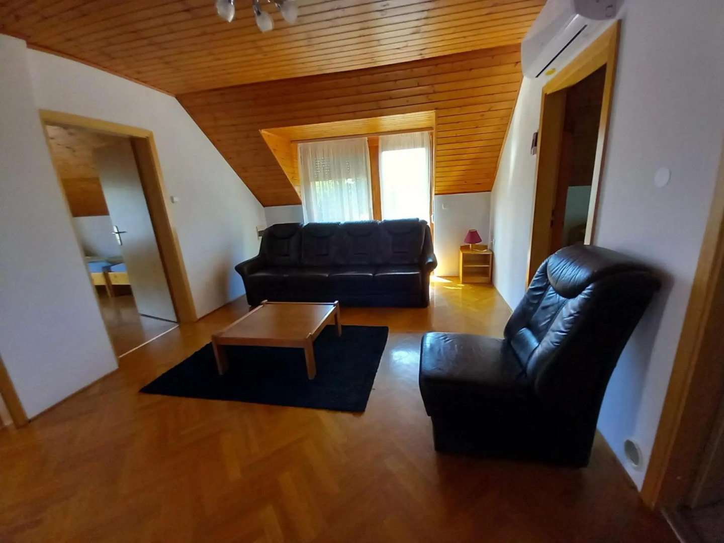 14 férőhelyes ház saját stéggel, játszótérrel Balatonfenyvesen vízparti utcában