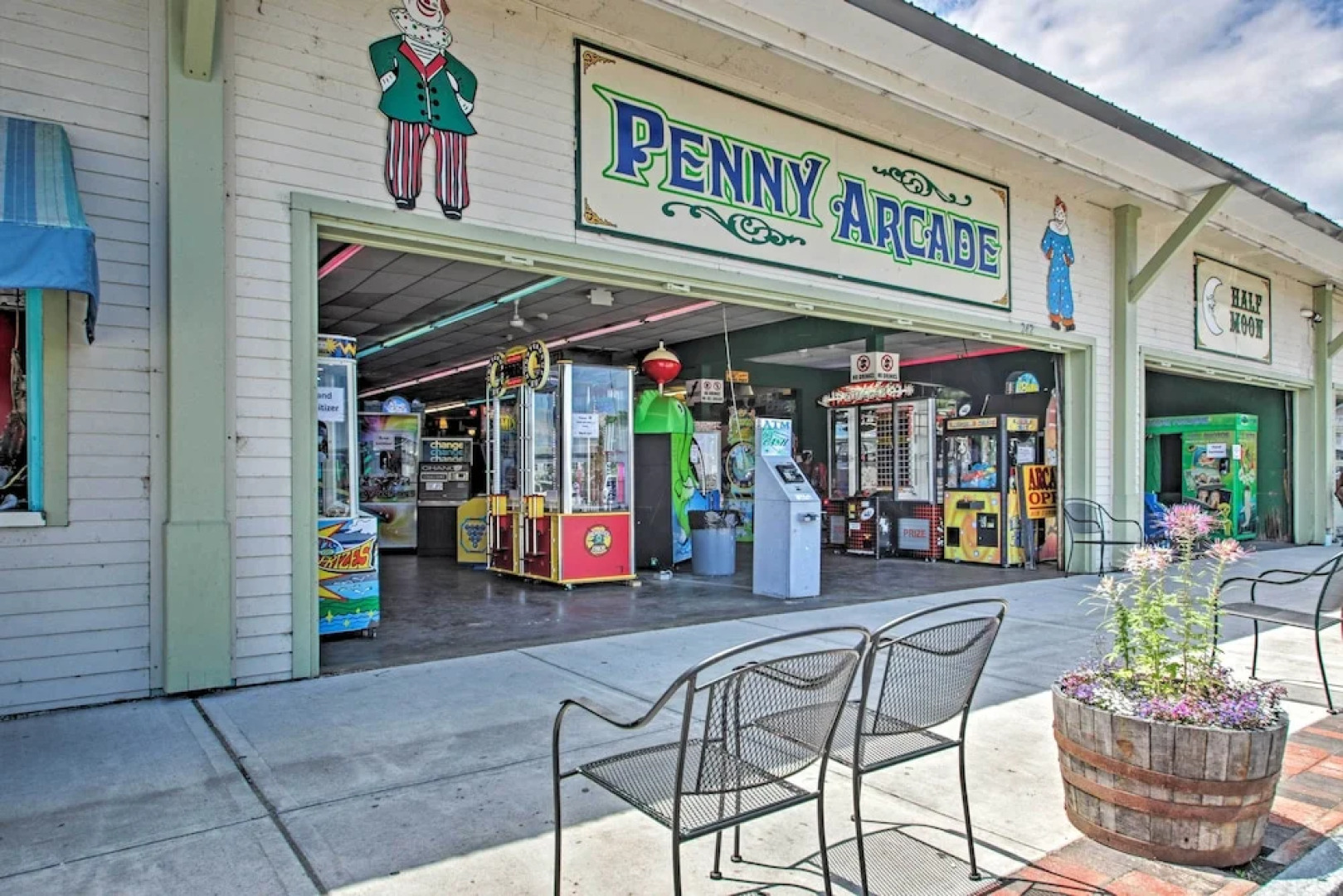 Bayside Weirs Beach Cottage < Half Mile to Pier!