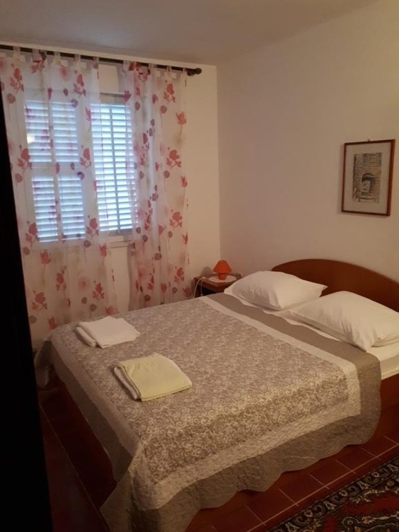 Apartment Vito - 10 m from sea: A1 Brodarica, Riviera Sibenik