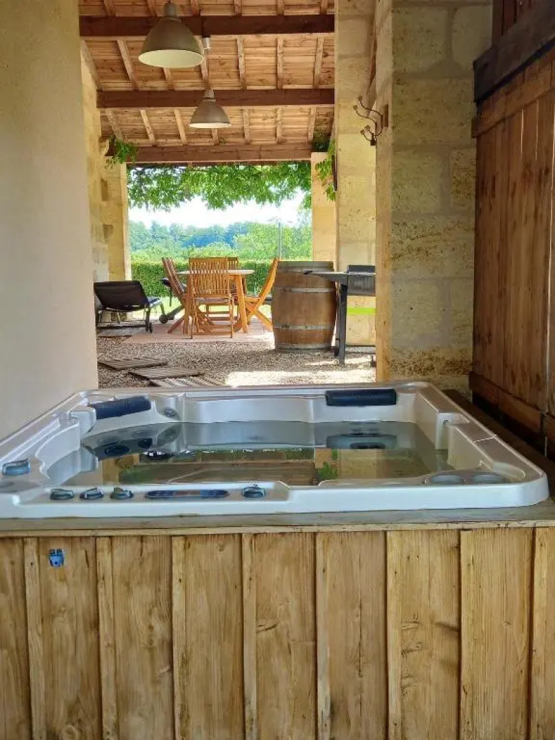 Maison de 2 chambres avec jacuzzi jardin clos et wifi a Saint Ciers de Canesse