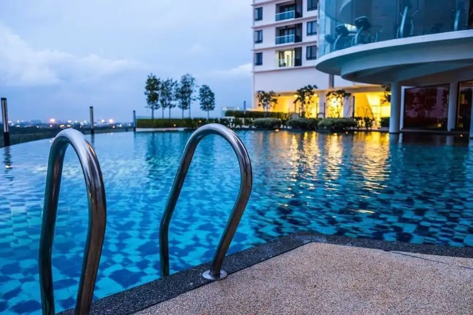 Woodsbury Suites 7722 Butterworth