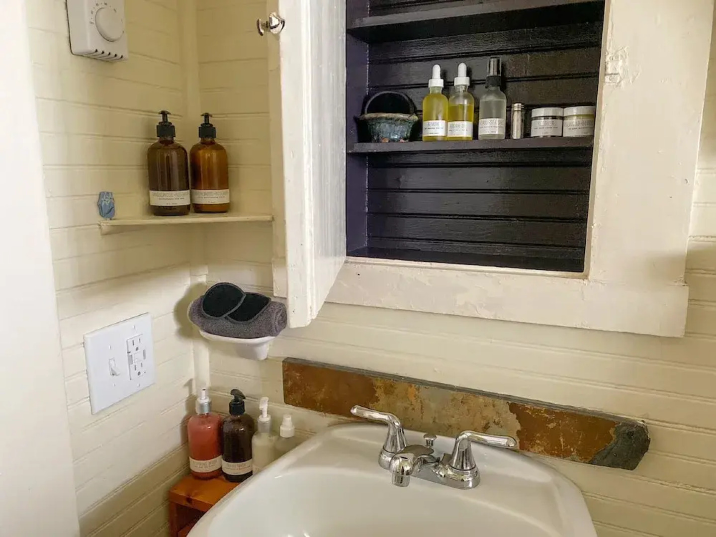 Upstairs at Thevictorian - Lush Walkable and Dog-friendly Retreat - Steps From Downtown Bellingham