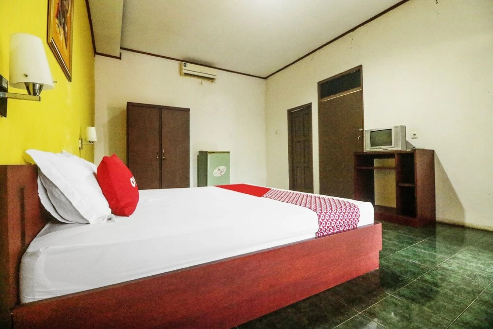 OYO 90490 Hotel Nyi Rindang