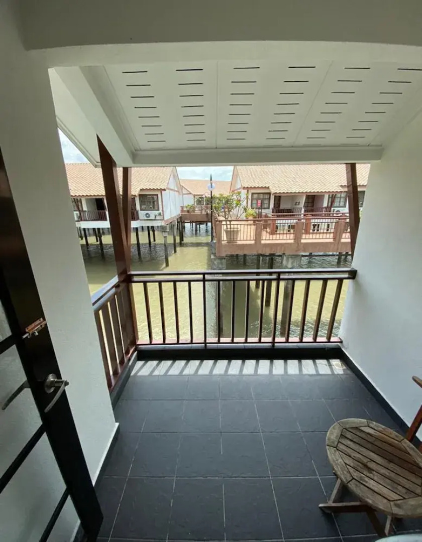 CMK & Private Water Chalet