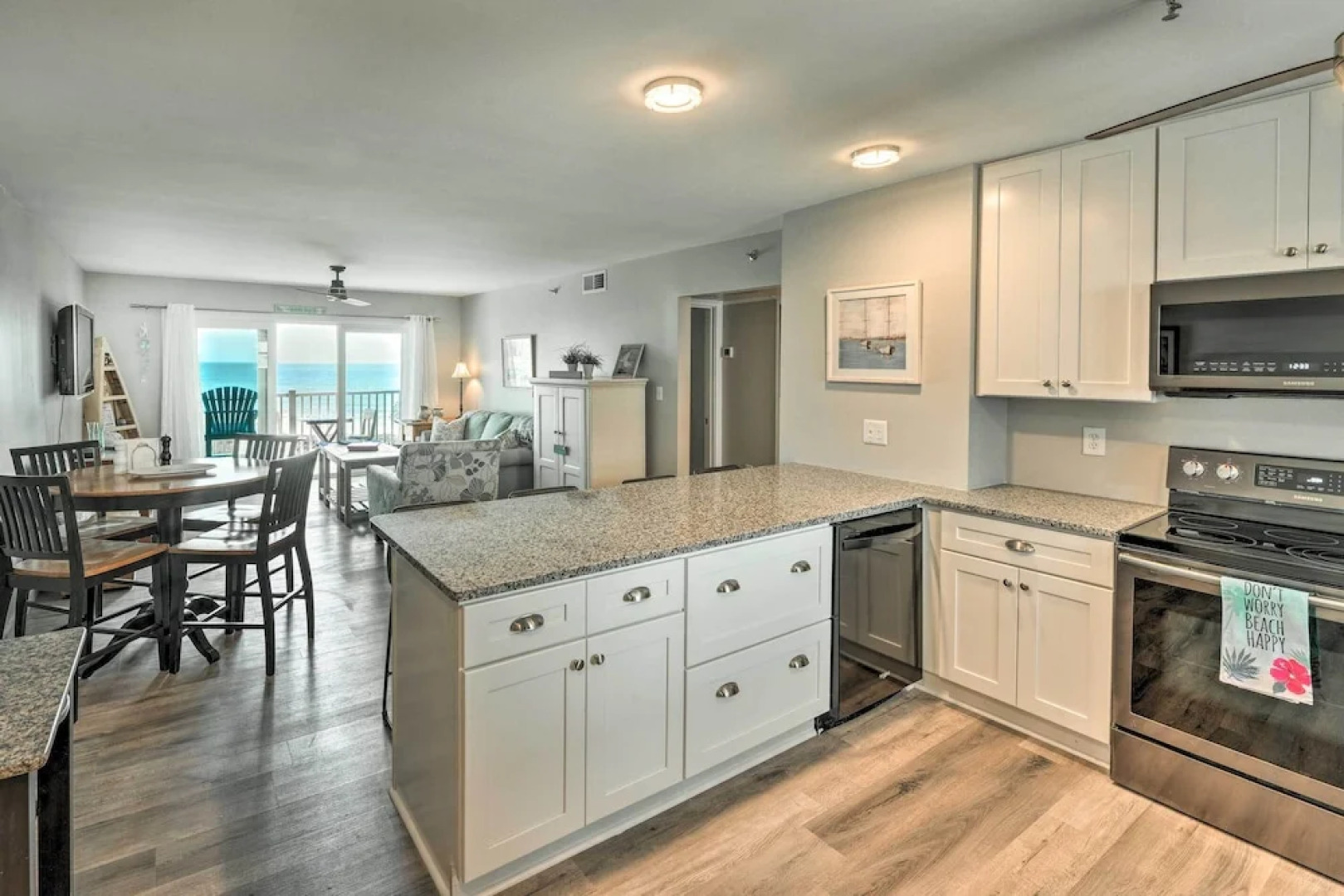 Airy Oceanfront Condo: Beach Views & Pool Access!