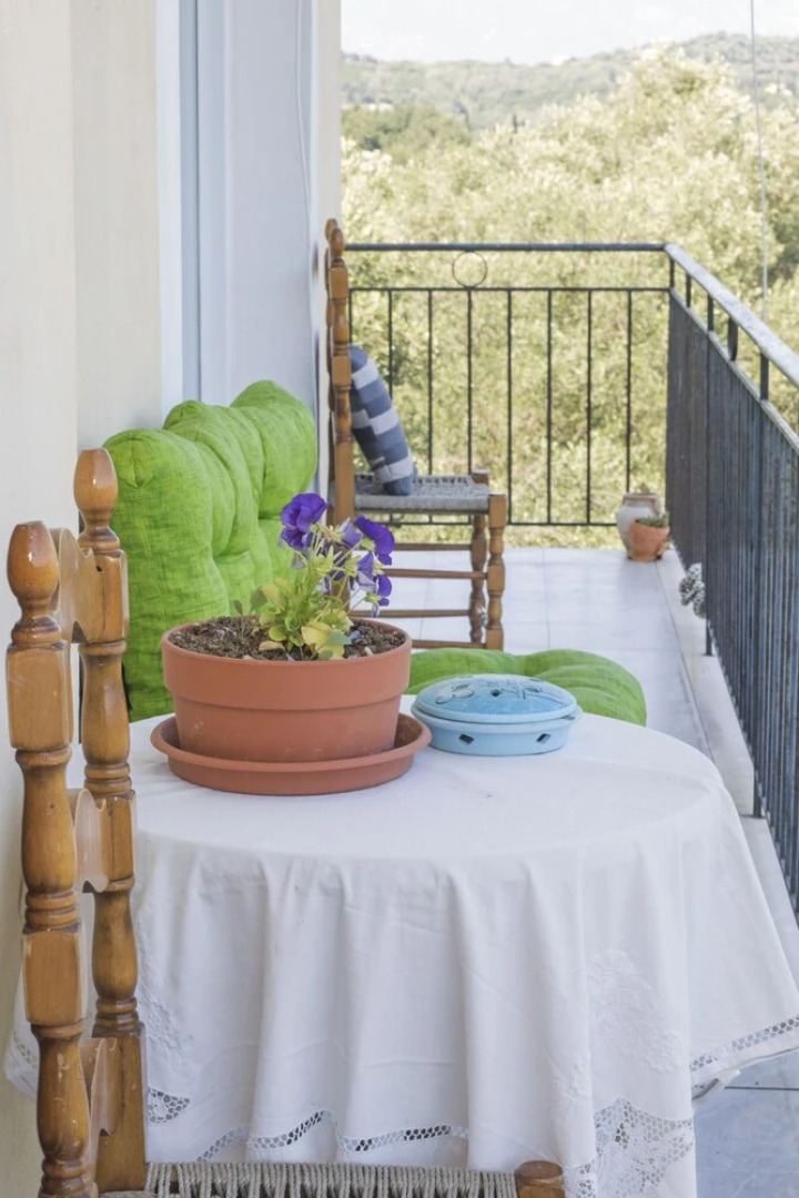 Sun-splashed Skyline Apt