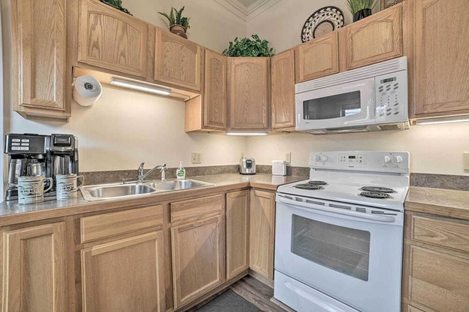 Downtown Loft Apartment, Steps to Riverfront!