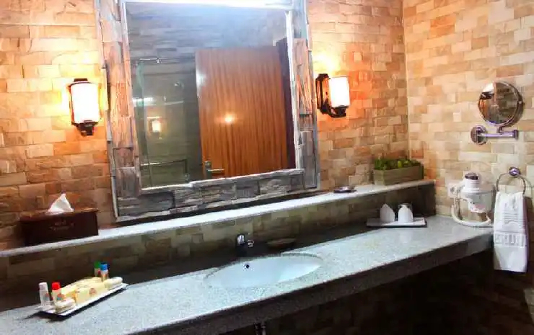 Seruni Hotel Hobbit House