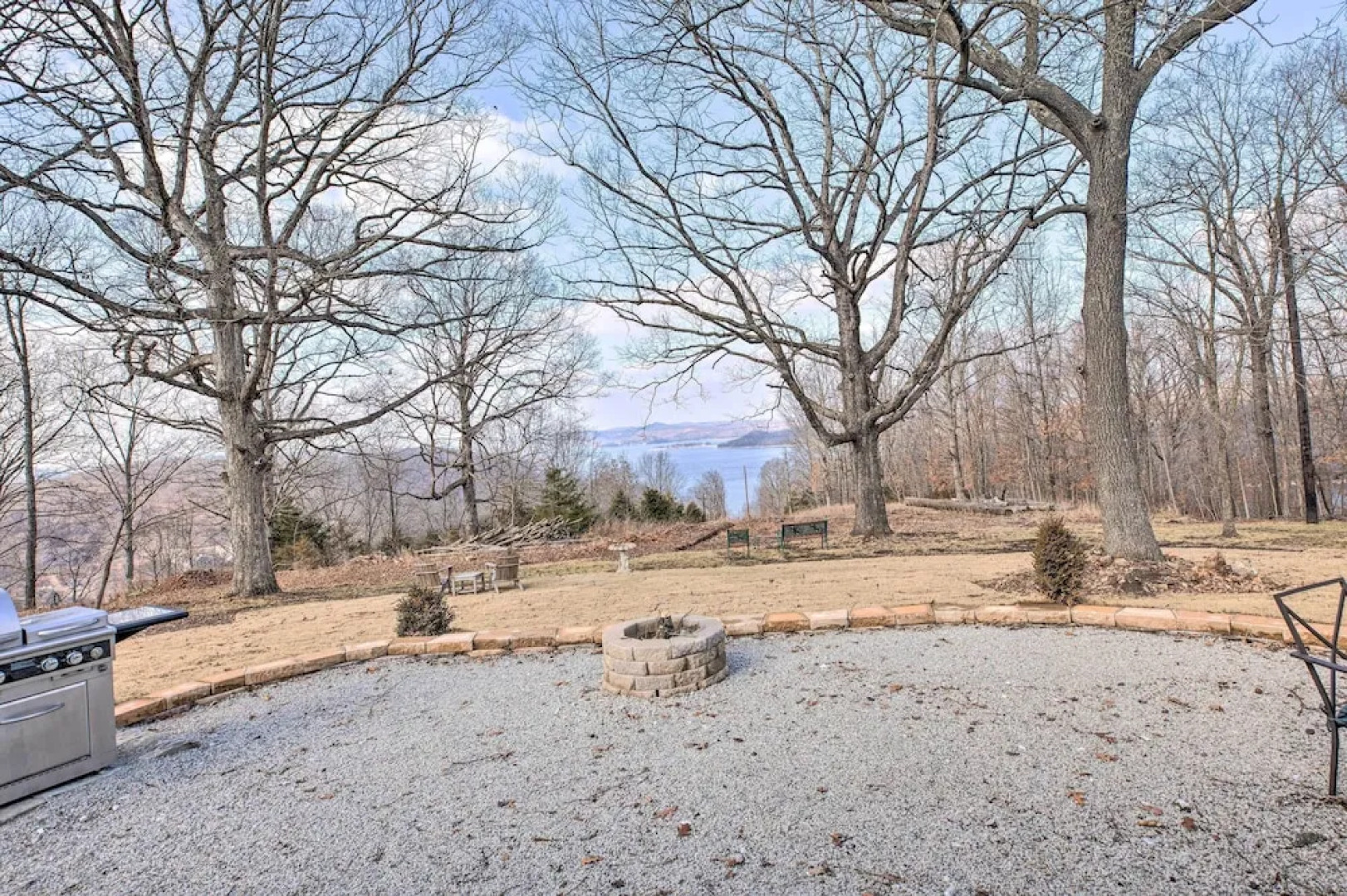 Outdoor Family Fun: Large Home by Beaver Lake!