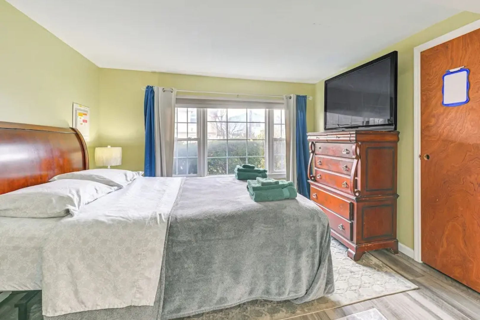 2 Mi to UBS Arena: Wfh-friendly Couple's Retreat