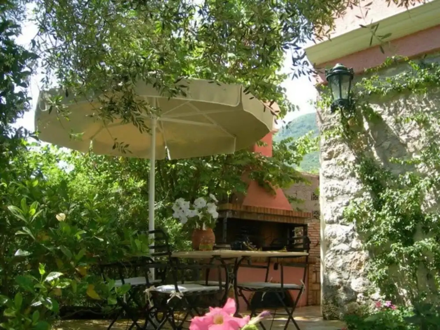 Charming 2-bed Cottage in Vatos