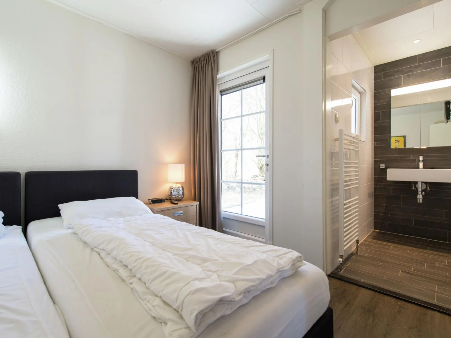 Thatched Holiday Home With two Bathrooms Near the Sea