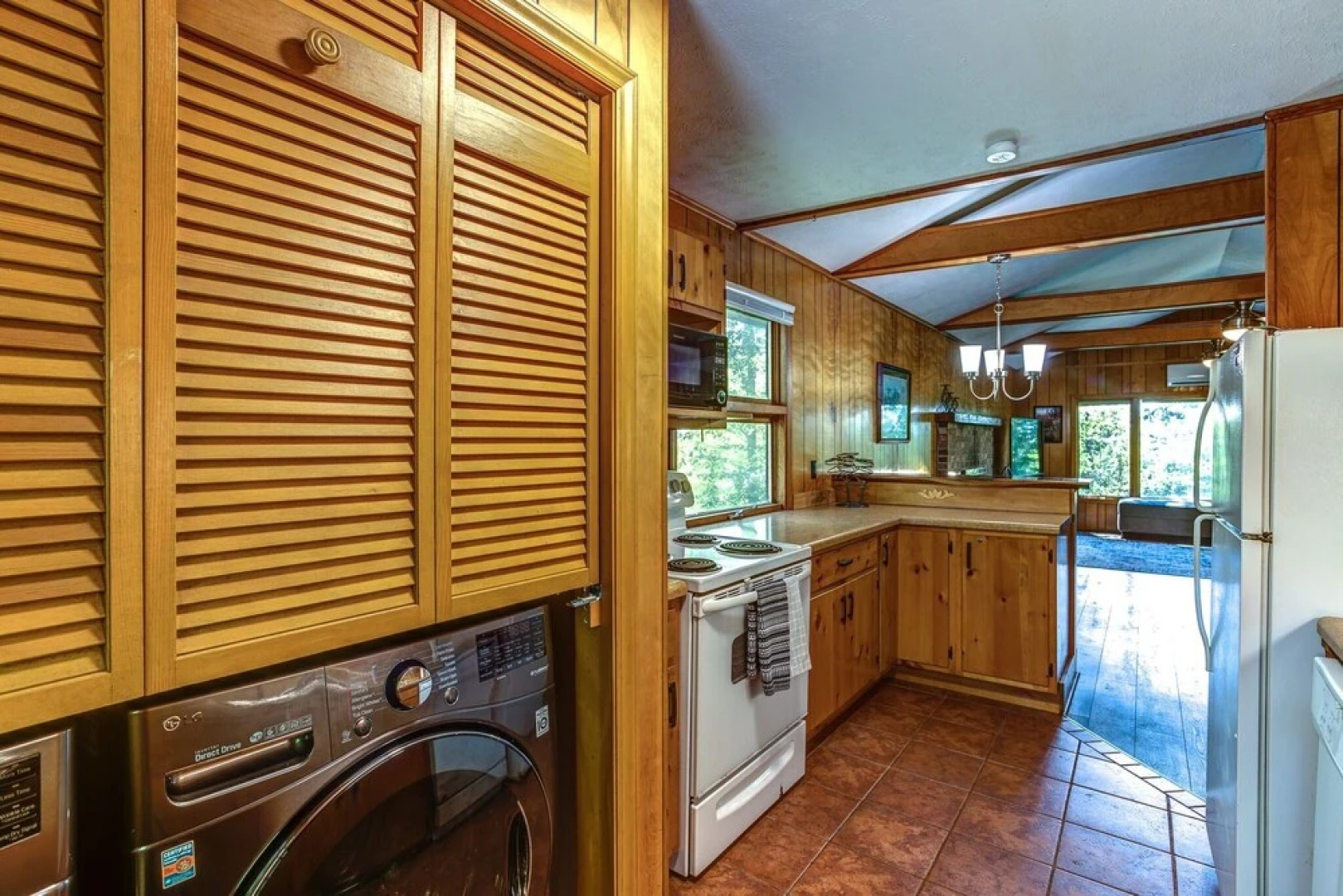 Alpine Walking Distance To App Ski 2 Bedroom Cottage by Redawning