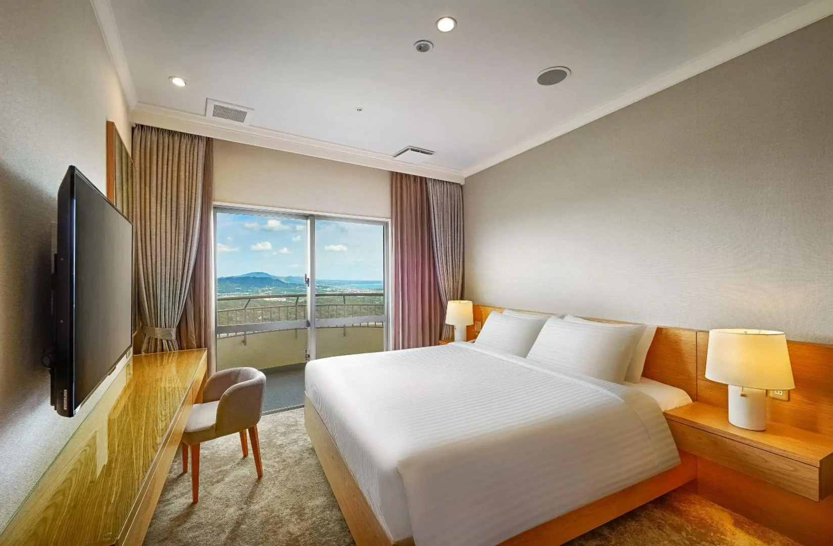 ANA Crowne Plaza Resort Okinawa Uruma Hills by IHG