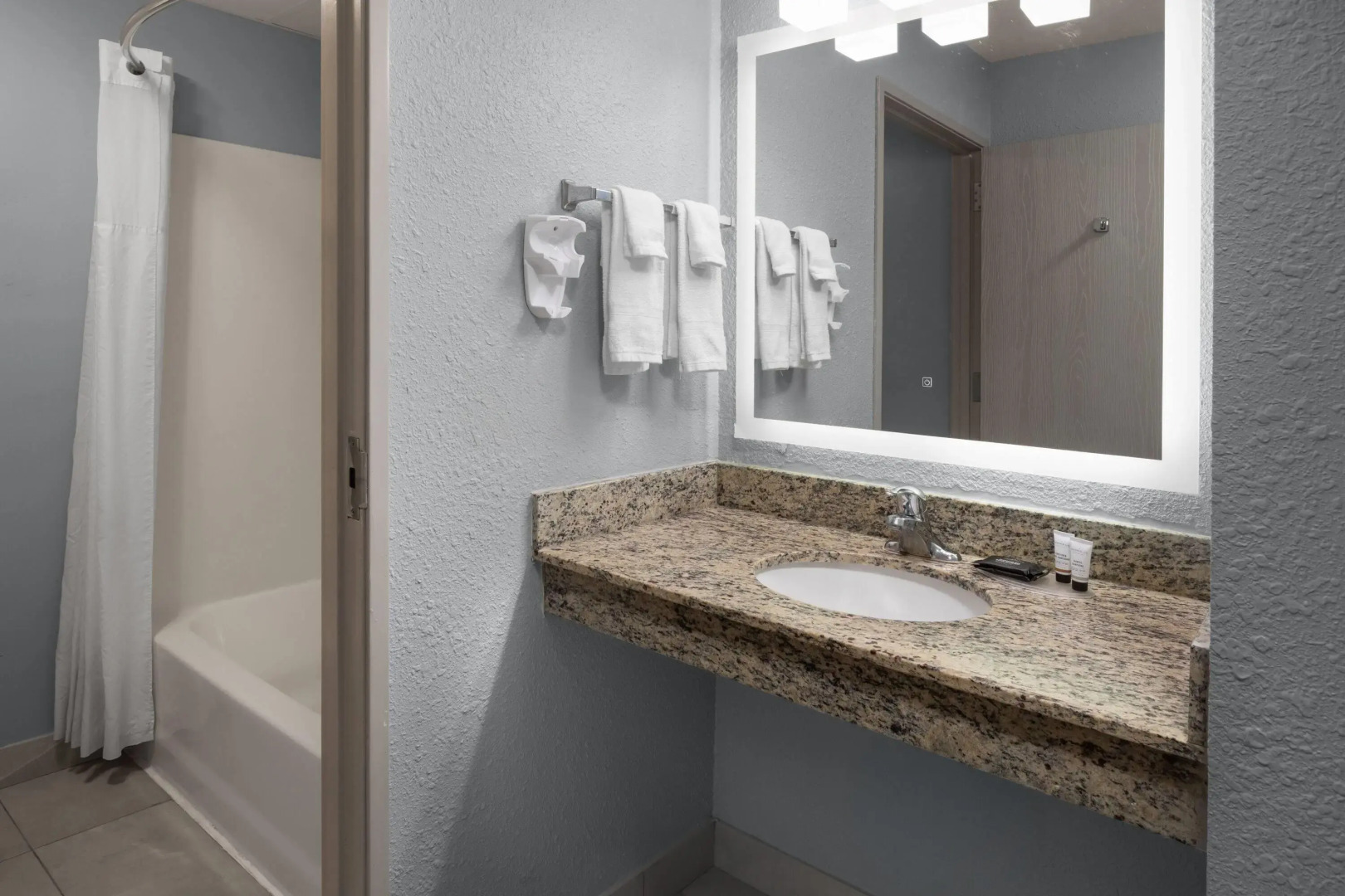 AmericInn by Wyndham Douglas/Saugatuck