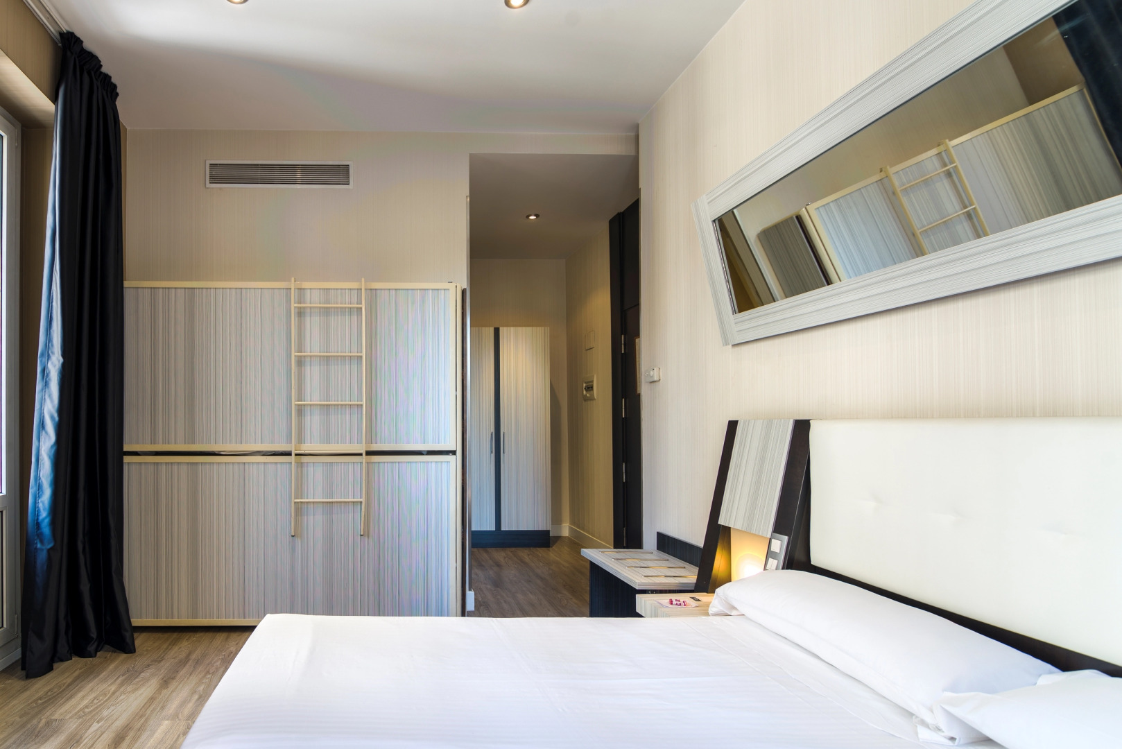 Отель Petit Palace Triball