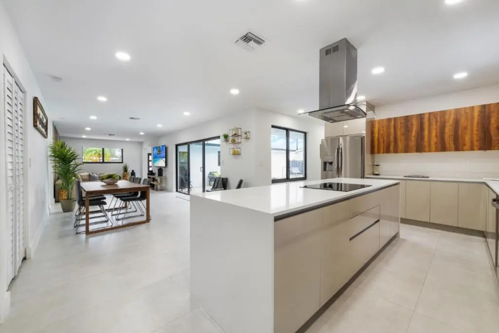 Lux House w/Heated Pool,Jacuzzi ,Basketball Court