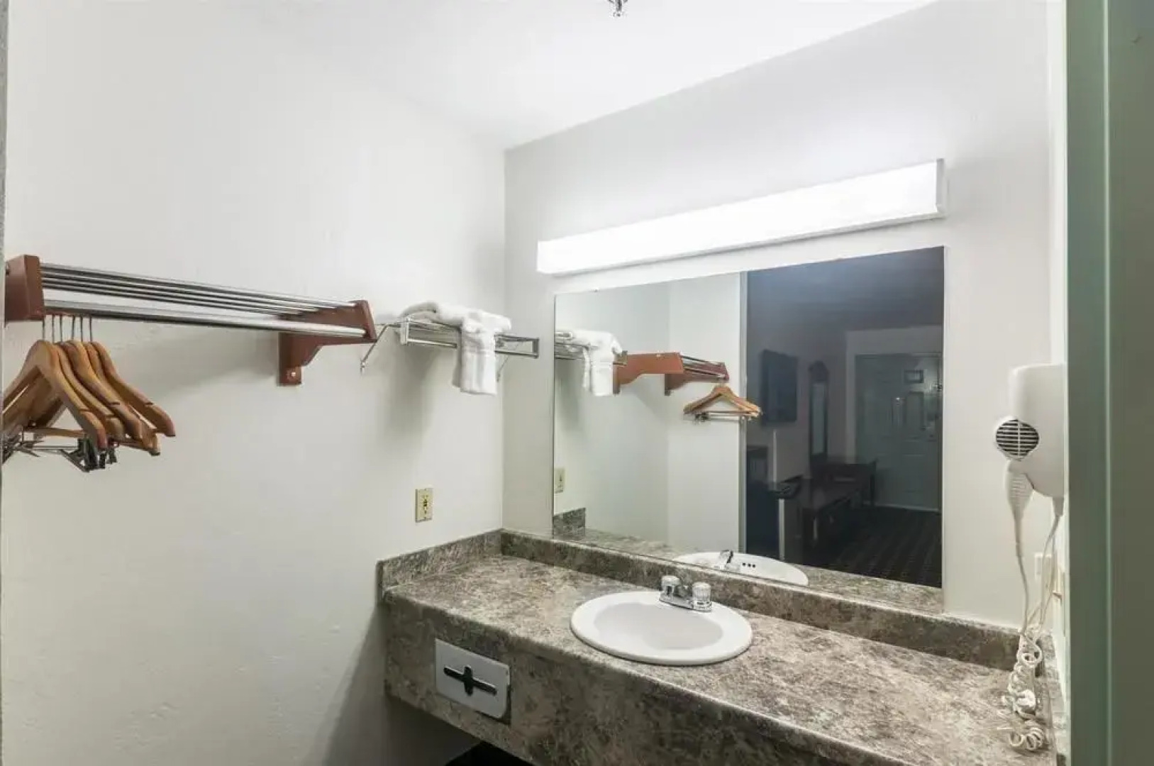 Premiere Inn & Suites