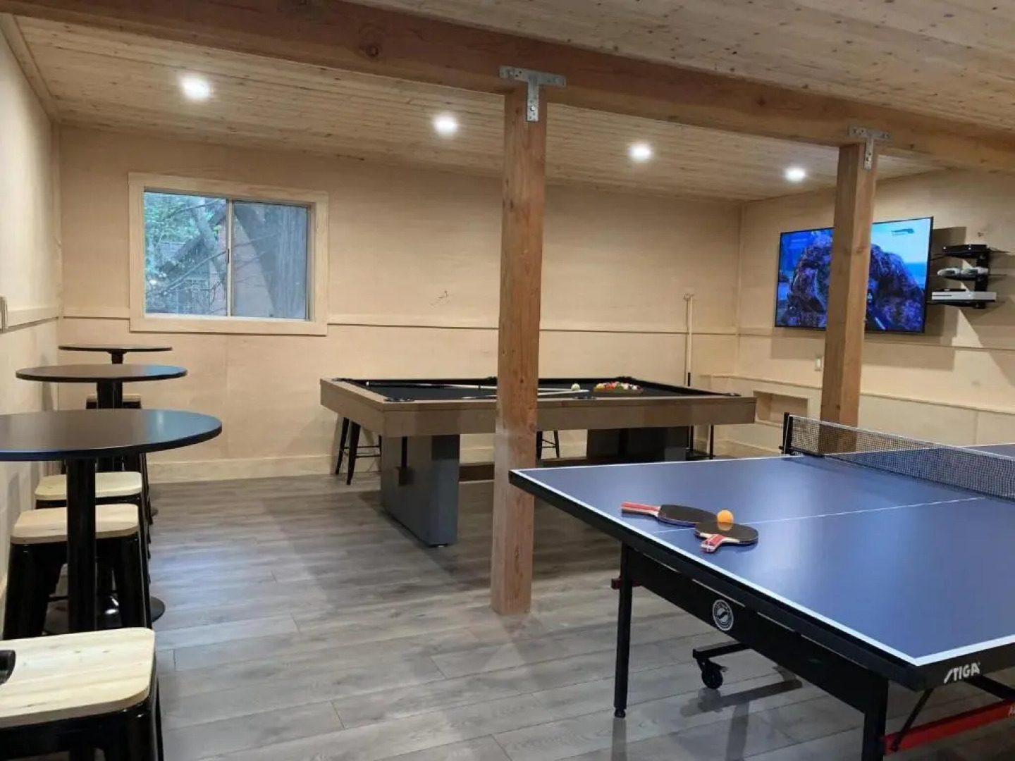Spectacular Game Room, 3000 sqft, 2 Masters, Pool Table, 2 Decks, AC, Dogs