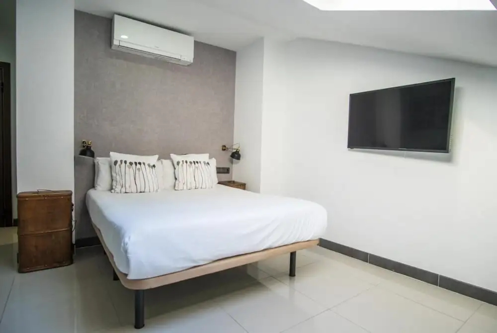 The Lights City Rooms