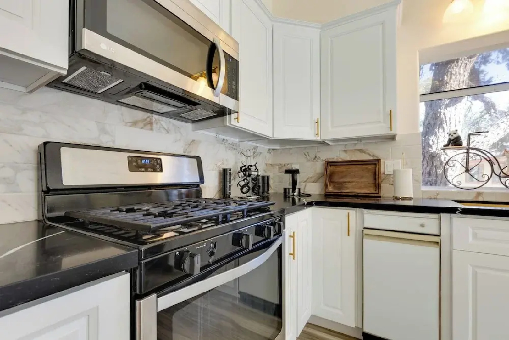 Game Room & Deck: Modern Frazier Park Home!