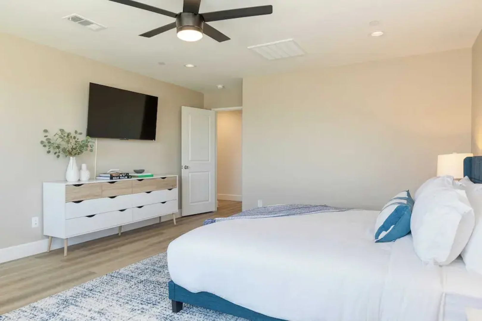 Desert Eden by Avantstay 6BR w/ Ensuite Backyard Oasis w/ Pool & Hot Tub!