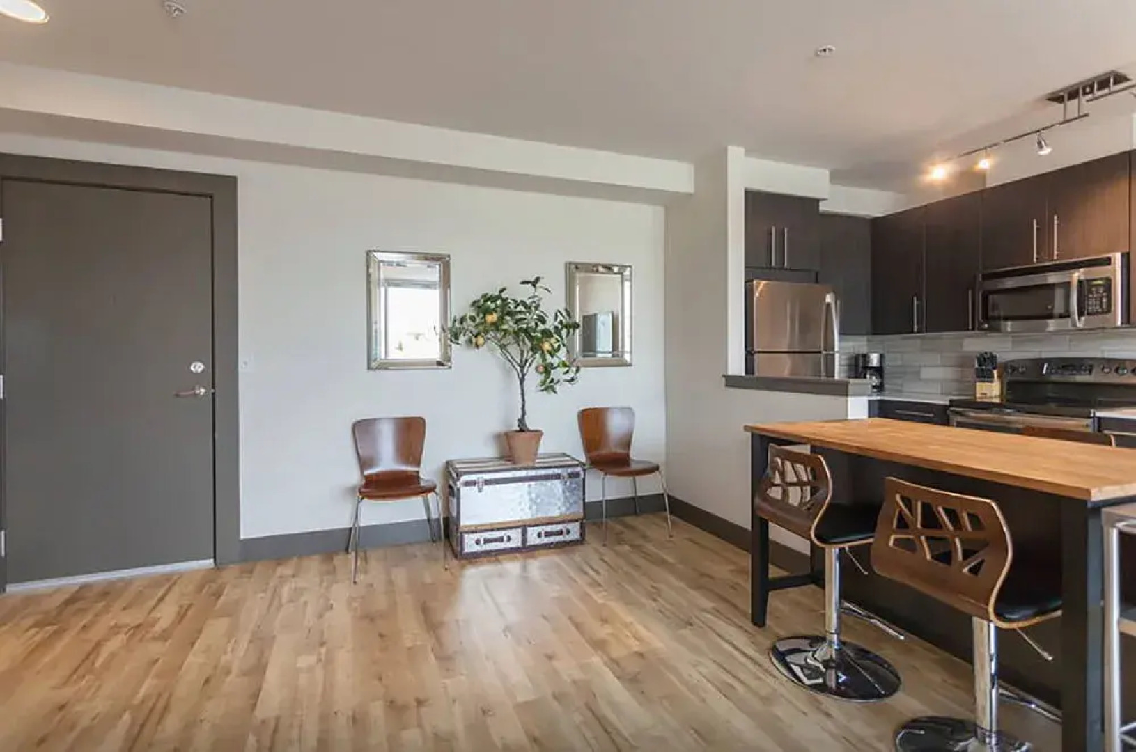 Waterfront Modern Studio Rooftop Views