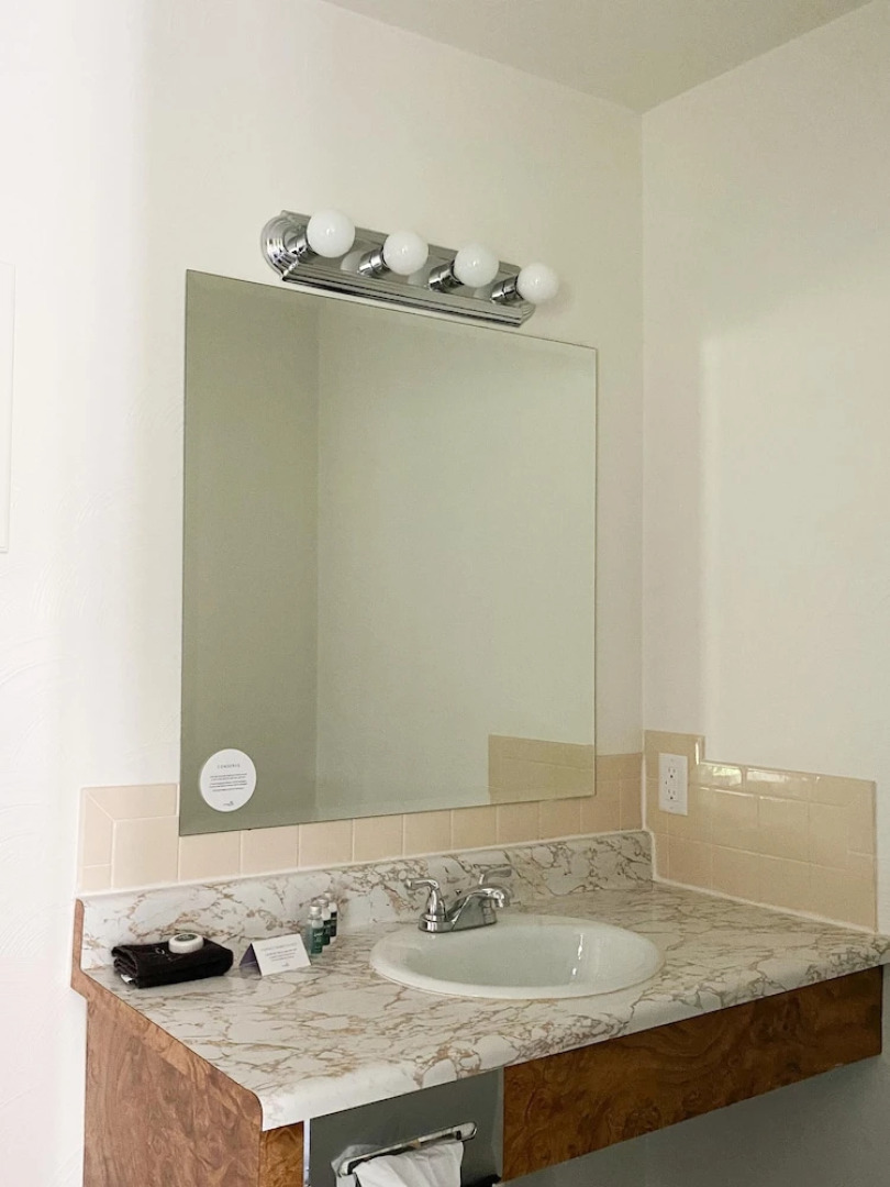 The River Hills Motel - Algoma, WI - Near Door County