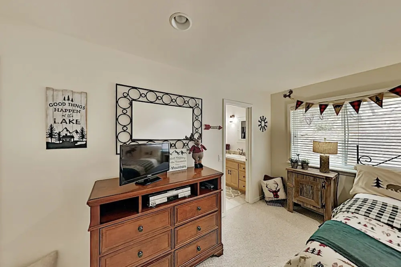 Bearfoot Lodge - Lake-view Escape W/ Private Decks 4 Bedroom Home