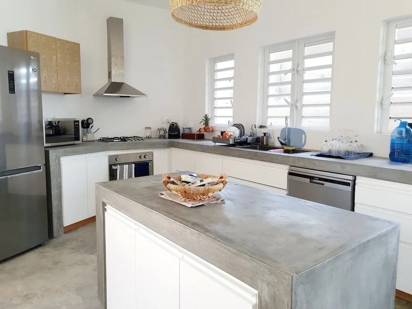 Luxury beachfront villa with private pool and cozy Pavillon with private jacuzzi on rooftop terrace