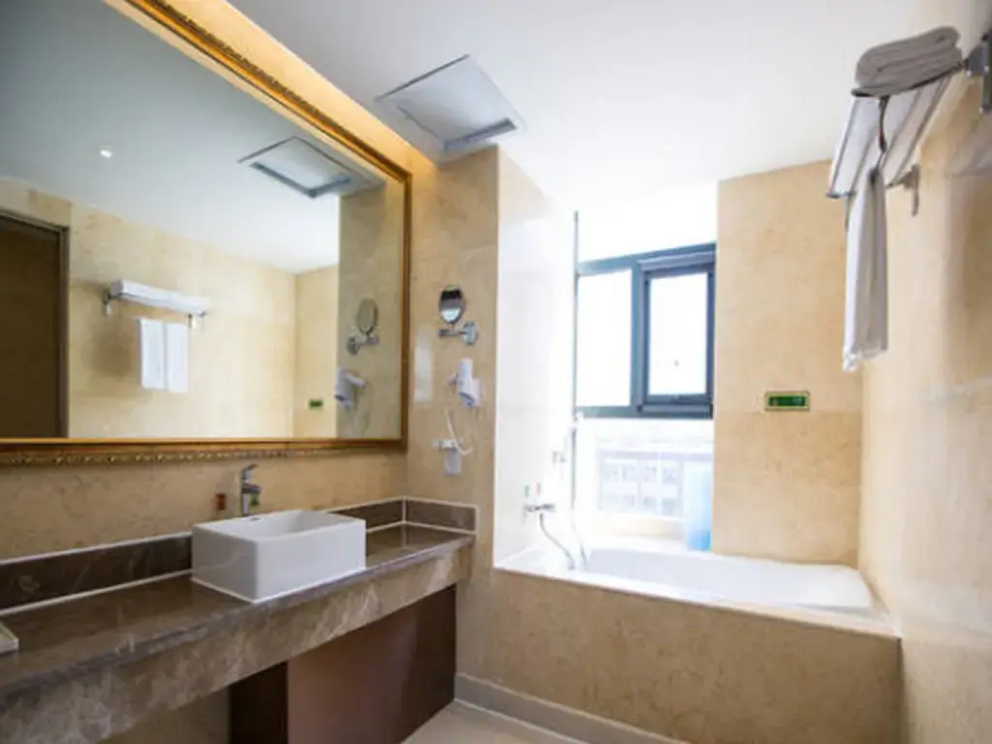 Vienna International Hotel (Zhumadian Huayuan Xuefu)