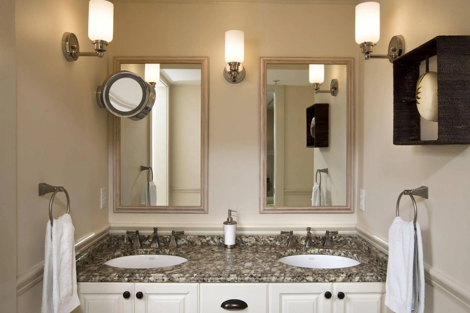 Vineyard Square Hotel & Suites