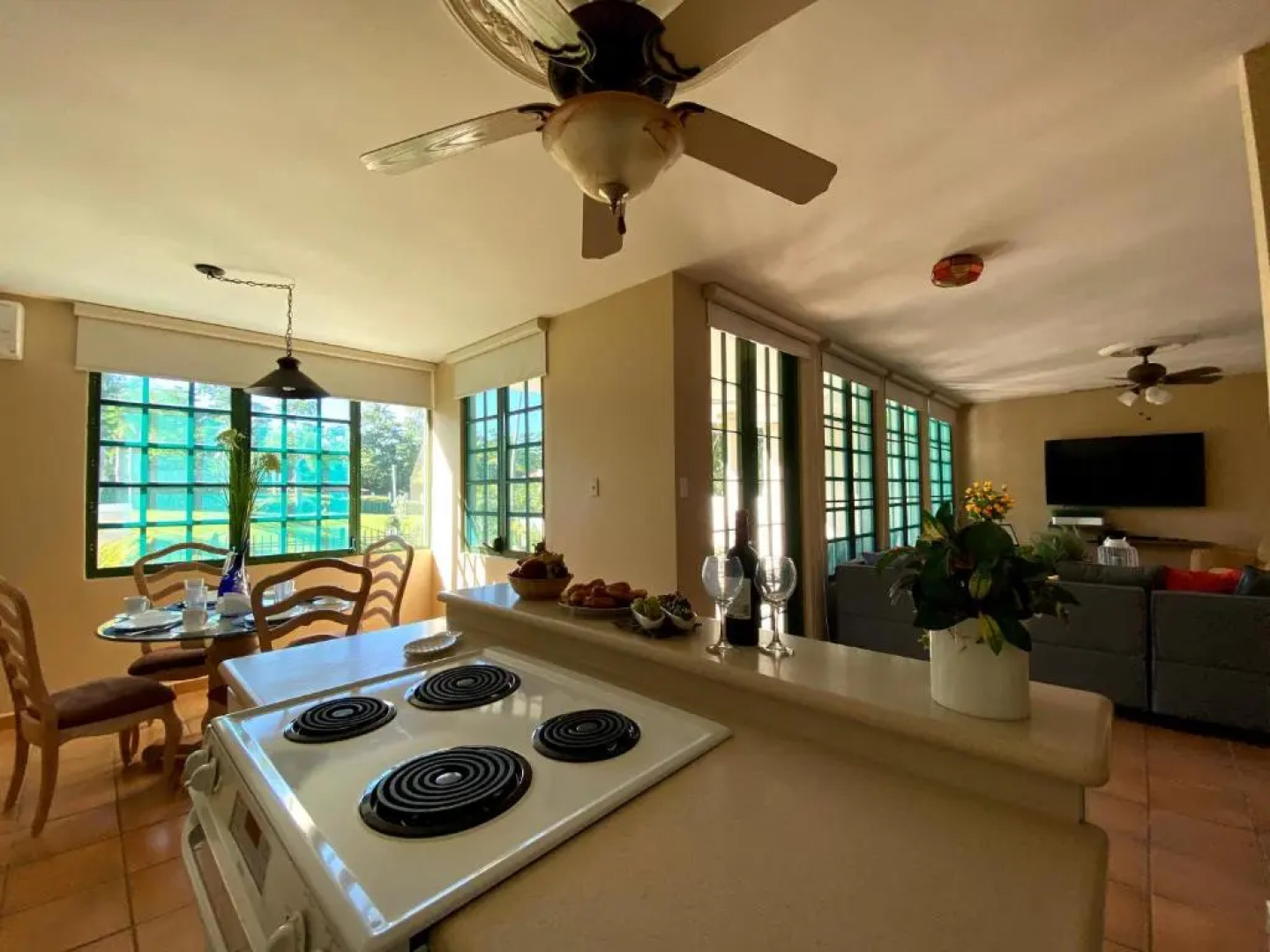 Villa Coral Reef- 4br with Community Pool Overlooking Ocean