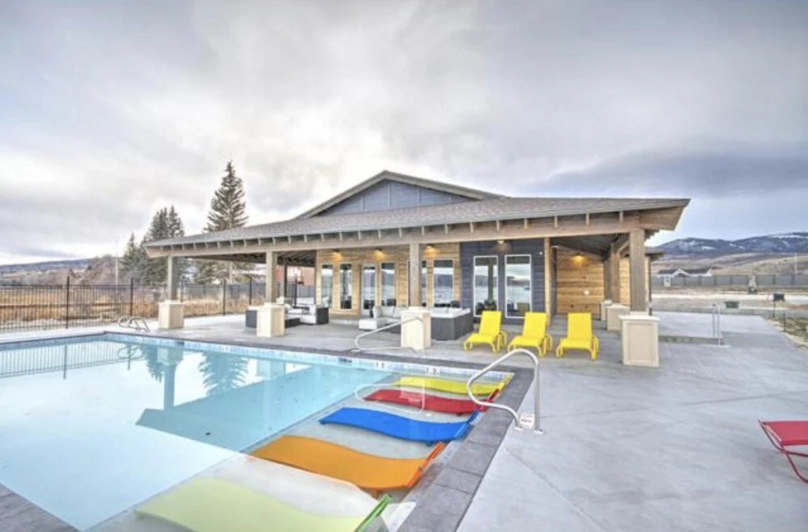 Beautiful Modern Lakefront Home - Private Beach Access, Clubhouse, Pool, & Hot Tub