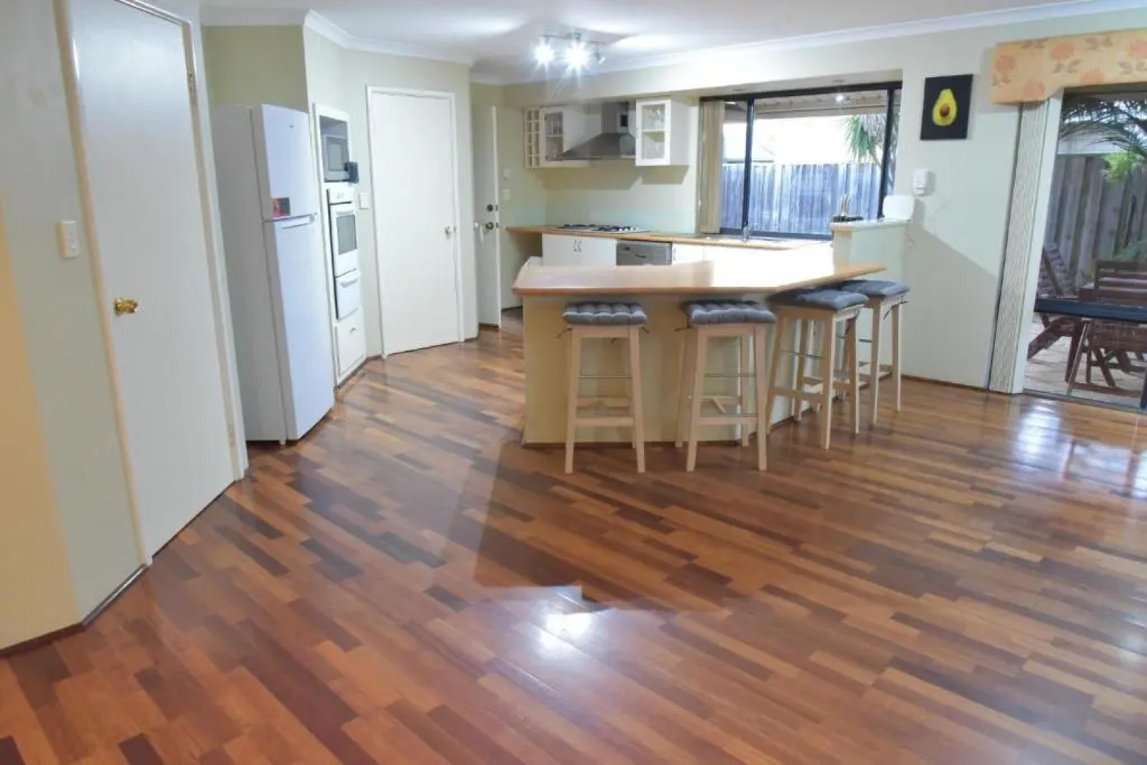 Halls Head Heaven Close To Beach sleeps 8