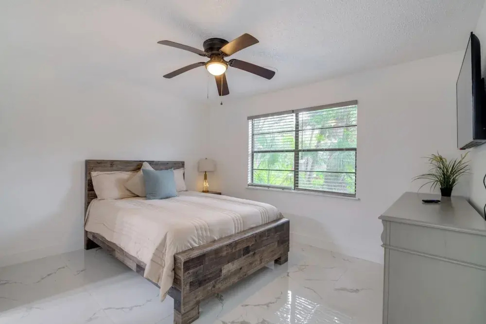 Swim, Hike & Kayak: Crystal River Retreat w/ Yard!