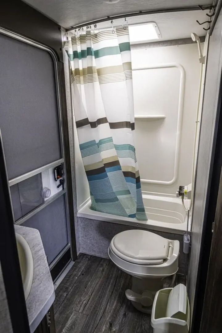 American Luxury Caravan - Secure Parking Llandeilo