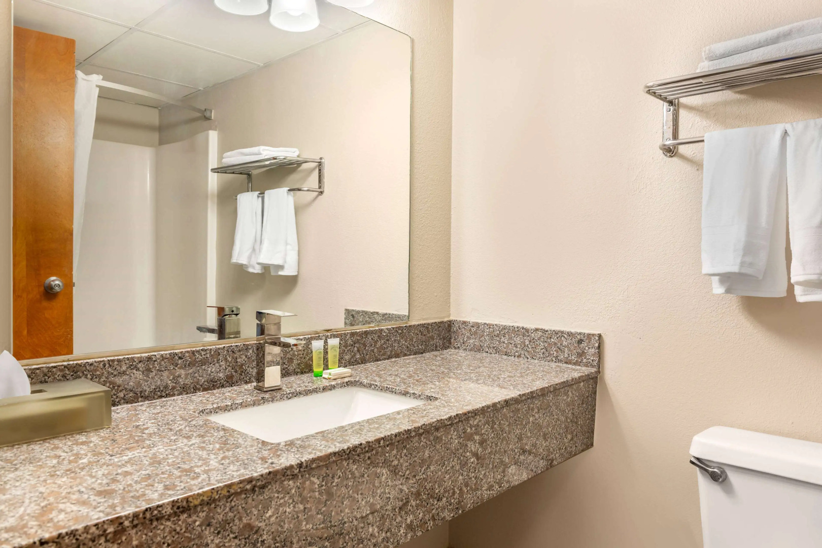 Days Inn & Suites by Wyndham Rocky Mount Golden East