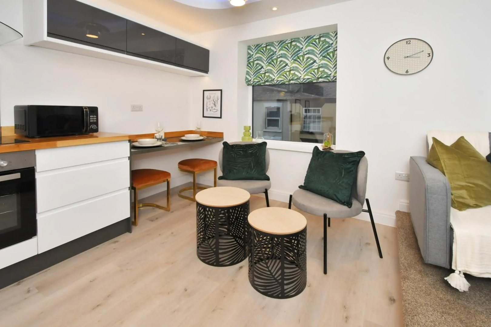 Antrobus Deluxe Apartments by YourStays