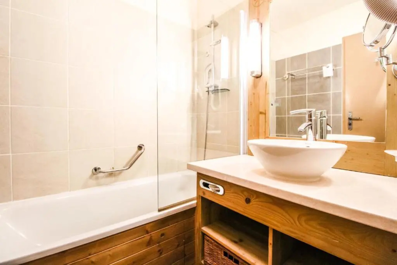 Two internally connecting 2-bed apartments with shared private entrance