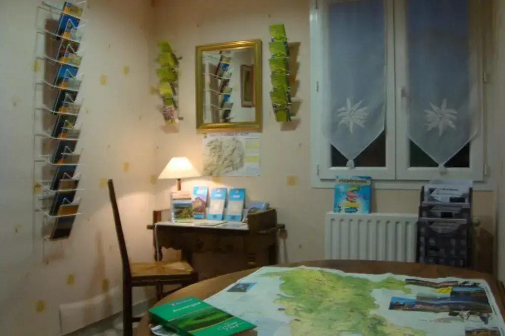 Hôtel-Restaurant La Crèche et sa piscine intérieure - Logis Hôtels