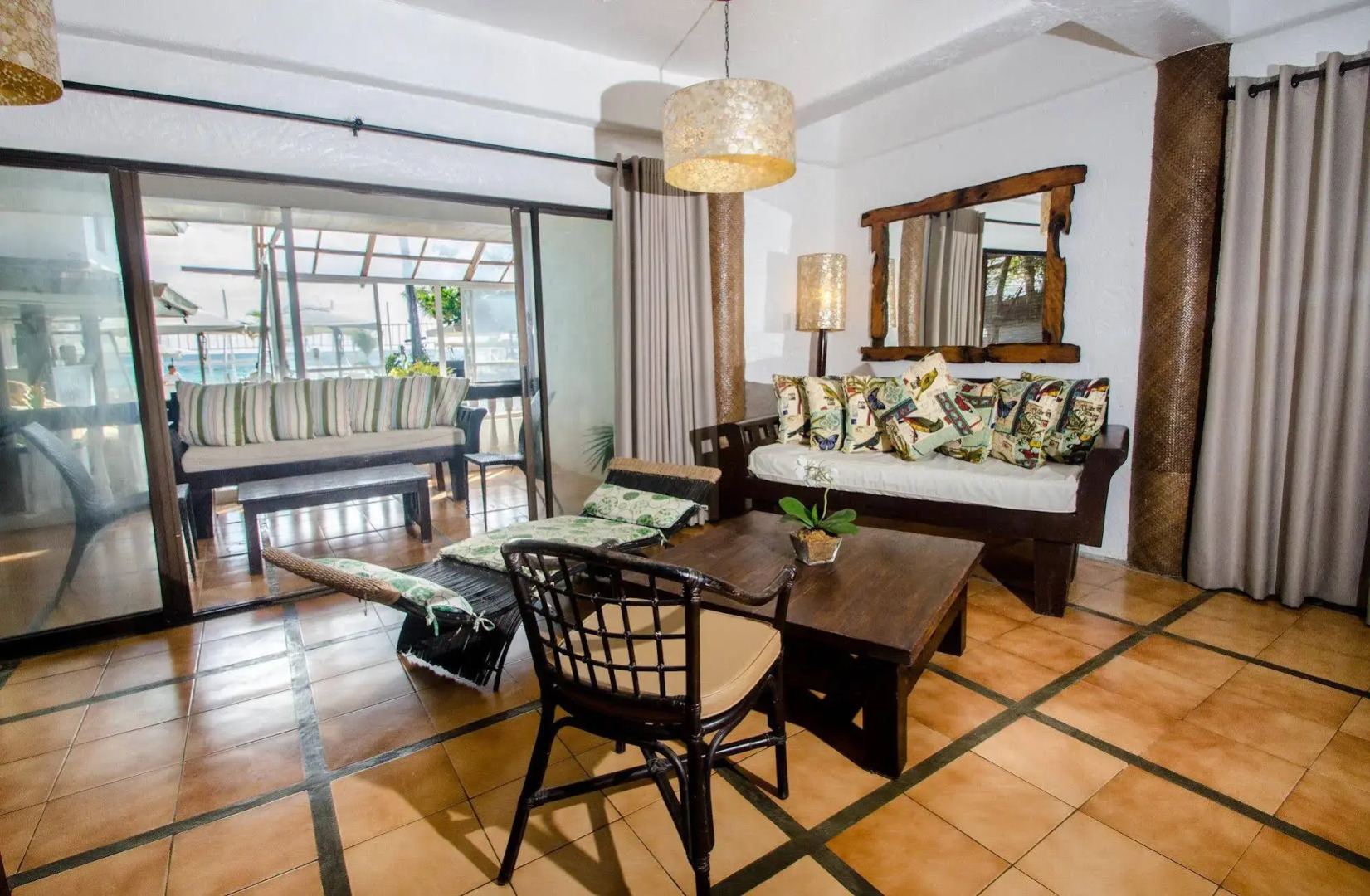 White House Beach Resort