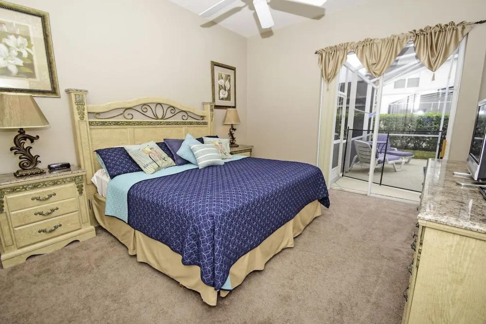 T914BD Hillside Courtyard 4 Br villa by RedAwning