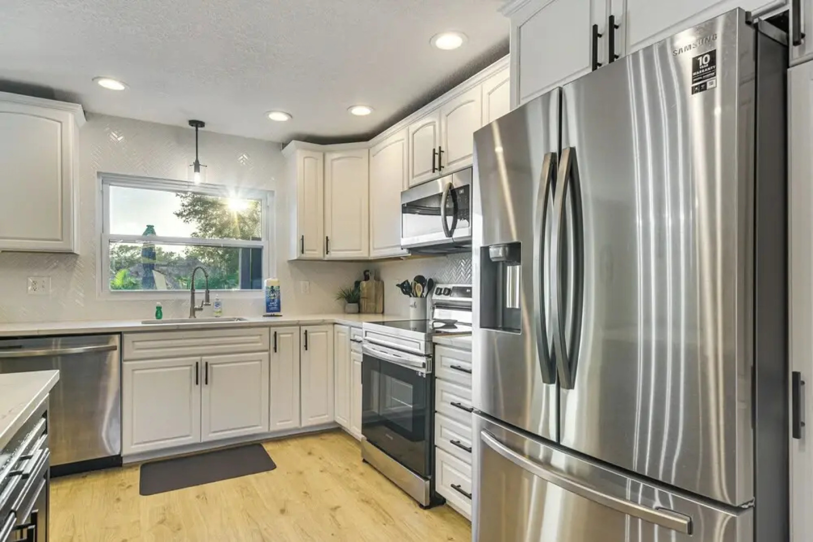 10 Mi to Dtwn St Petersburg: Mod Central Getaway