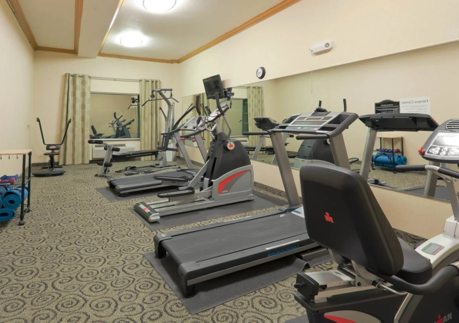 Holiday Inn Express and Suites Bakersfield Central by IHG