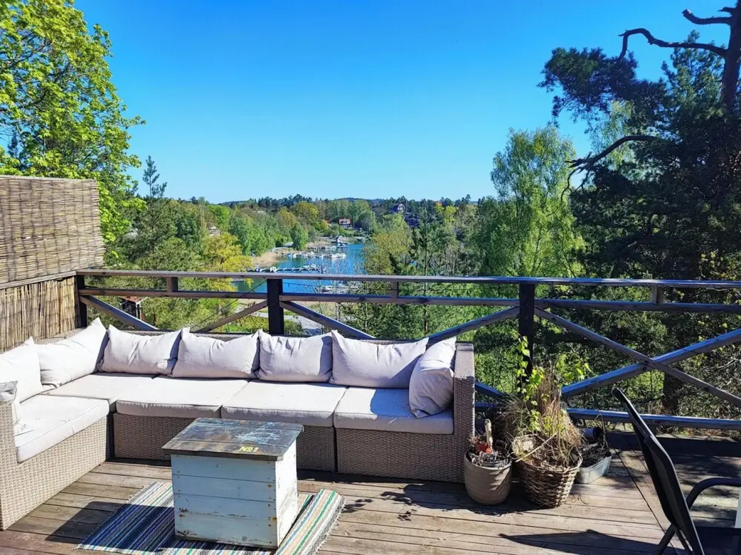 Sea-view Cottage High up in the Trees