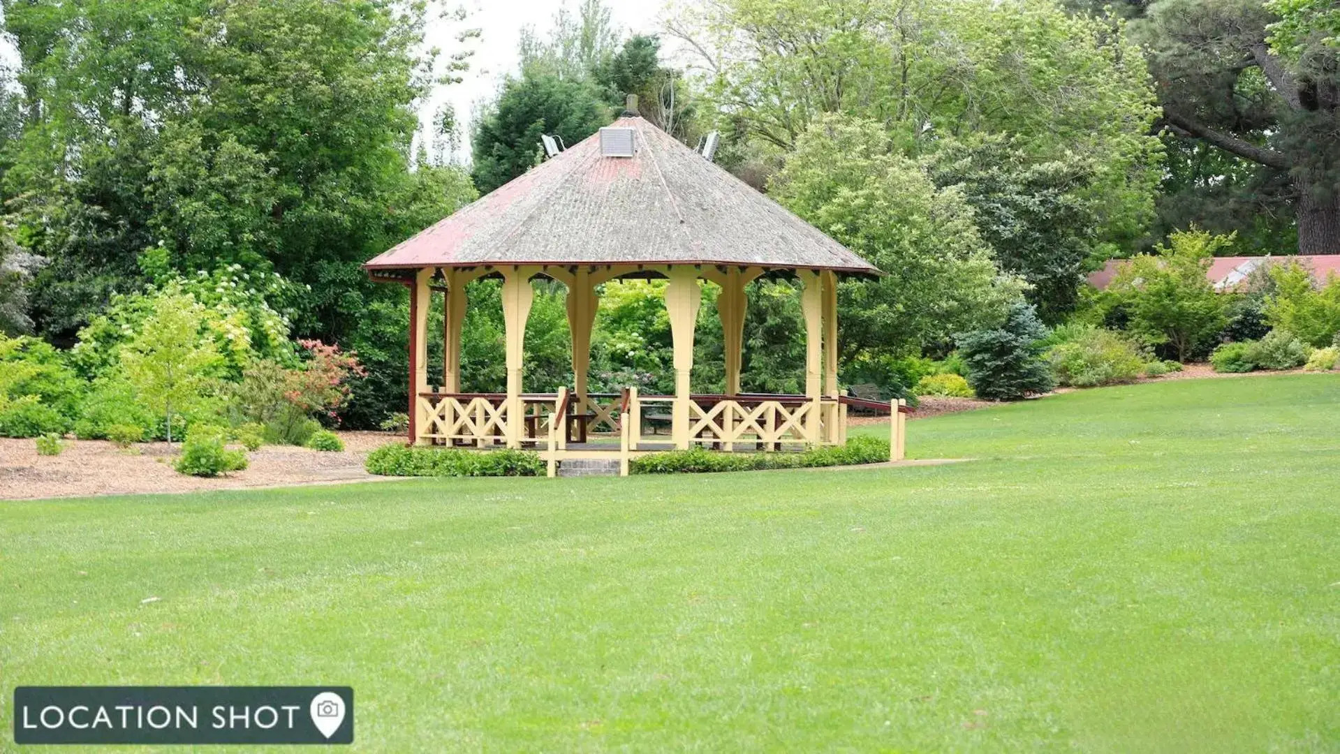 Robin Hill Manor - rambling retreat & tennis court